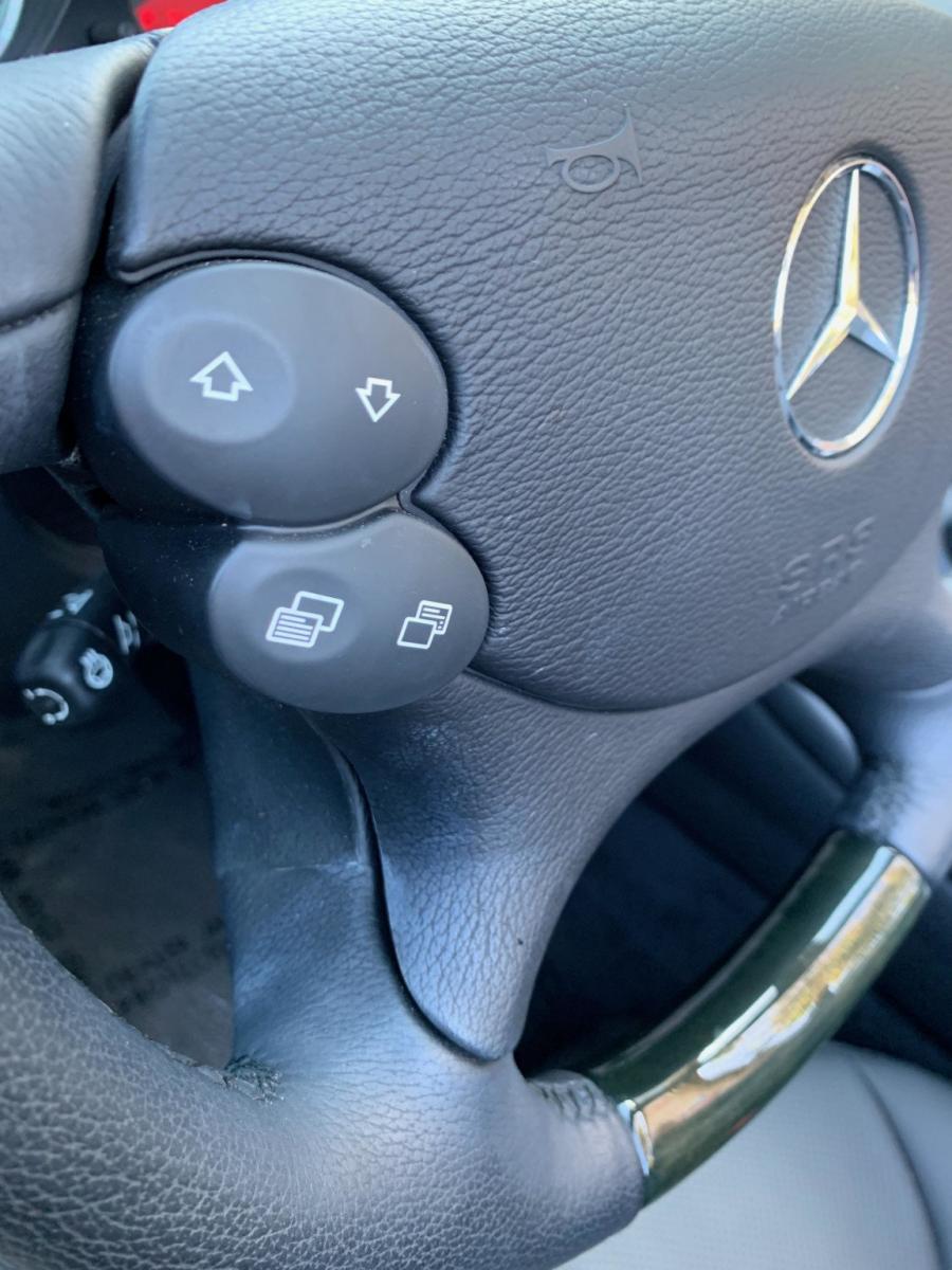 Детали интерьера Mercedes-Benz SL600 (R230) 2007 года  (фото 85 из 189)
